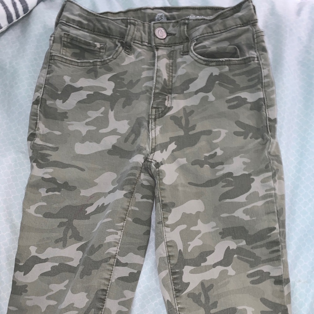 SO camo jeans